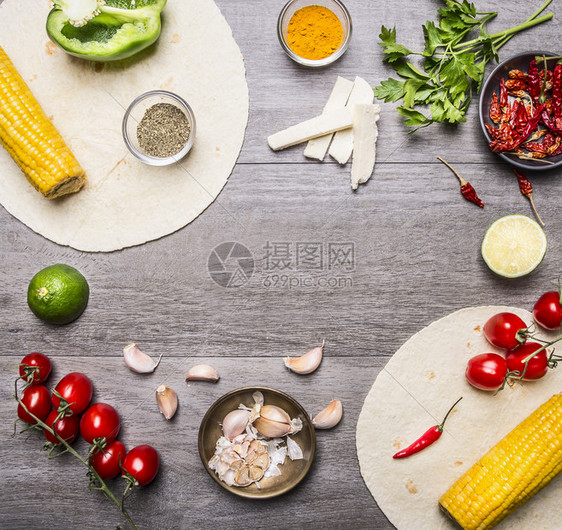 为了烹饪素食卷饼框架的成分配有各种蔬菜和香料在灰木生锈背景顶部视图上留出文字空间拉丁晚餐图片