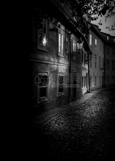 如画游客捷克旧布拉格黑白相片之角的色和白街道图片