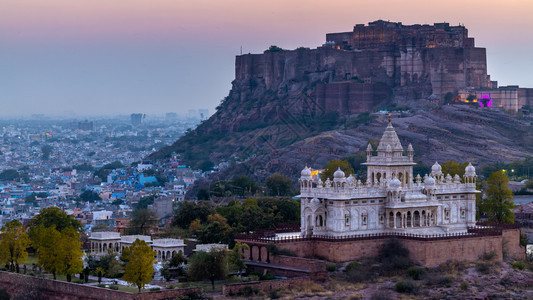 为了大亨JaswantThada和Mehrangarh堡在日落的背景中Jaswant是位于焦特布尔的一座纪念碑它被用于印度焦特布图片