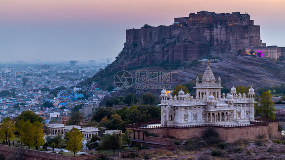 为了大亨JaswantThada和Mehrangarh堡在日落的背景中Jaswant是位于焦特布尔的一座纪念碑它被用于印度焦特布图片