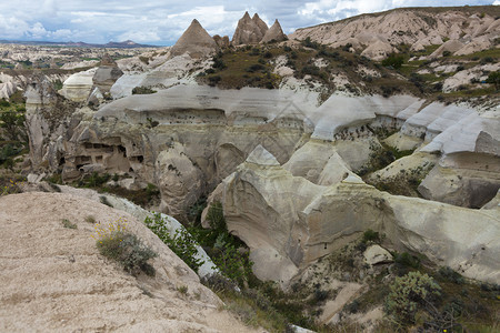 侵蚀地层红沙石悬崖和白岩卡帕多西亚山谷土耳其中部山区蜂蜜和卡帕多西亚红河谷之间山地景观中的古老洞穴格雷梅白色的图片