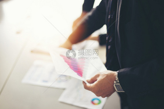 亚洲女企业家持有文件在办公桌上用笔记本电脑和图表财务分析以背景为主的亚洲女实业家妇男人技术为了图片
