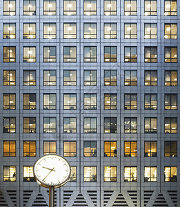 生活摩天大楼奉献精神黄昏时钟和办公室窗口图片