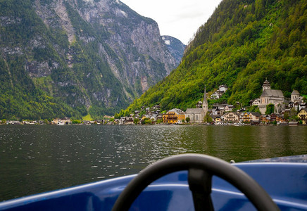 正面老的自然从奥地利HallstaterSee湖来的Hallstatart美景蓝色船停在最受欢迎的旅游地点图片