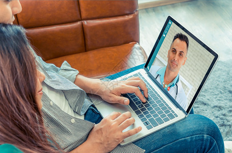 办公室治疗医生远程服务在线视频用于虚拟患者健康医疗聊天远程生疗顾问在家中使用线移动设备连接到互联网进行实时视频通话医生远程疗服务图片