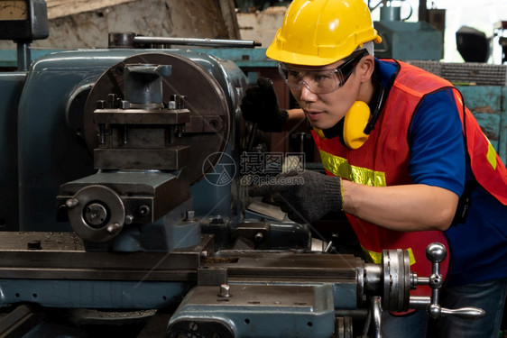 技术熟练的工厂人或程师在制造车间做机器工作业人员和制造劳动概念熟练的工厂人或程师在制造车间做机器工作控制板坊图片