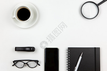设计师现代单工作空间顶端视图笔咖啡智能电话放大器白色背景上的眼镜复制空间平面自由职业者工作桌面家庭概念中的单色图像聪明订书机图片