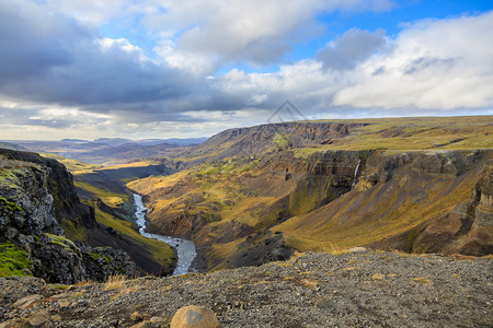 惊险生态徒步旅行海弗斯瀑布的戏剧概览海弗斯瀑布是冰岛第四大瀑首12米以及冰岛南部Hekla火山附近的多彩峡谷图片