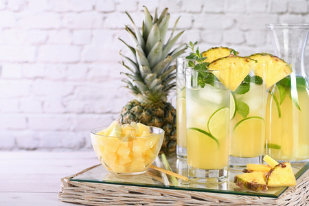 新鲜的柠檬和薄荷加上新鲜的菠萝汁和龙舌兰鸡尾酒总是有香味和芳玻璃酒精杜松子图片
