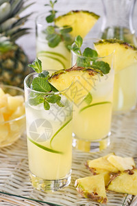 结合新鲜的柠檬和薄荷加上新鲜的菠萝汁和龙舌兰鸡尾酒总是有香味和芳苏打液体图片