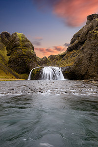 简单地Stjornarfoss瀑布靠近KirkjubjarklausturKleifar或简称Klaustur冰岛接触雄伟图片
