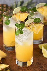液体透明Pineapplemojito完美的夏季鸡尾酒加热带口味和朗姆酒品尝图片