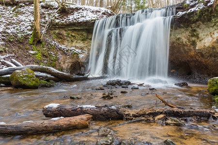 冬天户外叶子季白雪和树木的瀑布旅行照片290图片