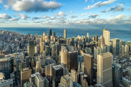 美国芝加哥伊利诺州美国利诺州丽的日落时间以蓝色天空和云彩对芝加哥天际全景的空中观测风景与现代建筑概念河边日出天际线图片