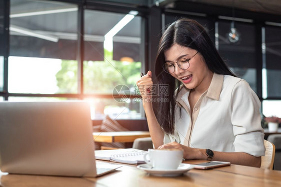 咖啡店办公室在馆与笔记本电脑合作愉快地完成工后亚洲美容女有喜悦的手势人与生活方式概念技术与商业工作主题职与工作主题提高图片