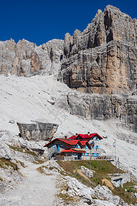 风景意大利语阿尔卑斯山DolomitesAlps地区美丽的山攀爬者及高小屋内旅行者徒步远足的旅游者天图片