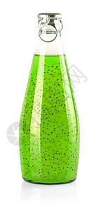 含Basil种子或falloda种子的绿色饮料或白底酒瓶中的tukmaria瓶子水果喝图片