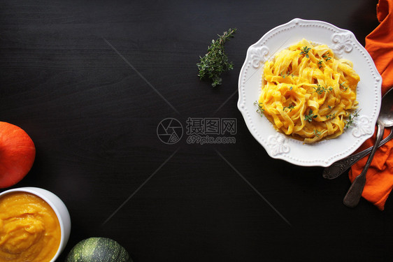 烹饪冬天帕尔马干酪番茄酱加南瓜奶油在黑色背景图风上图片