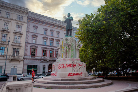 奥地维也纳20年9月8日20年9月8日黑色生命的涂鸦雕像退还魔法师图片