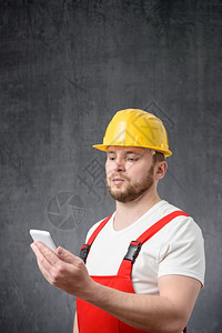 电话无线上网沟通一名建筑工人使用智能手机的肖像一名工人使用智能手机的肖像图片