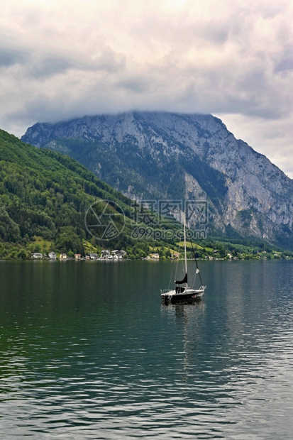 格蒙登在奥地利的掌声中特劳恩西湖Traunsee湖自然背景多彩GmundenGmunden塔萨尔茨堡图片