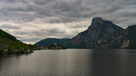 在奥地利的掌声中特劳恩西湖Traunsee湖自然背景多彩GmundenGmunden景观明信片多云的图片
