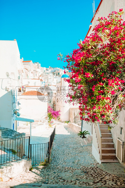 建筑学镇历史的意大利美丽村庄里狭窄街道有楼梯白房子和鲜花的色小街岛上狭窄的道有蓝色阳台楼梯和鲜花图片