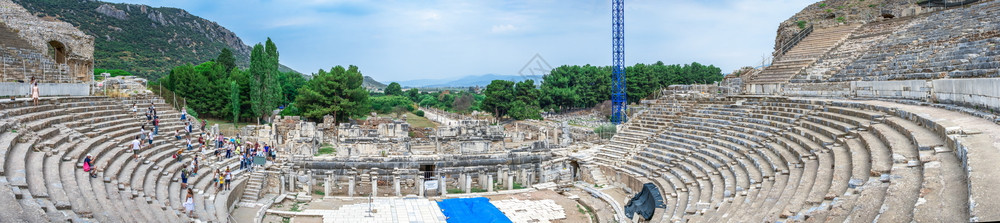 亚洲EphesusTurkey07129在阳光明媚的夏日伊夫苏斯古董大剧院天空雕像图片