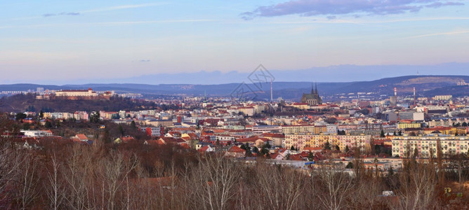 捷克欧洲最顶端城市布诺Brno的景色以及纪念碑和屋顶全景照片丰富多彩的蓝色老图片