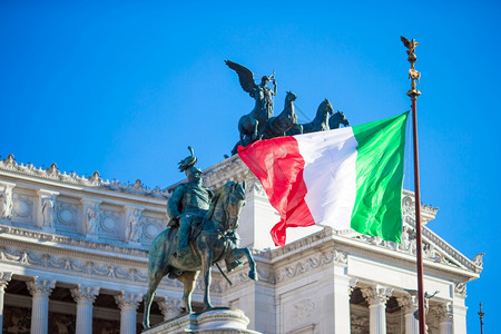 城市景观意大利背景上著名的维托里亚诺与罗马维托里奥埃努莱二世国王的巨大马术雕像著名的维托里亚诺与罗马维托里奥埃努莱二世国王的巨大图片