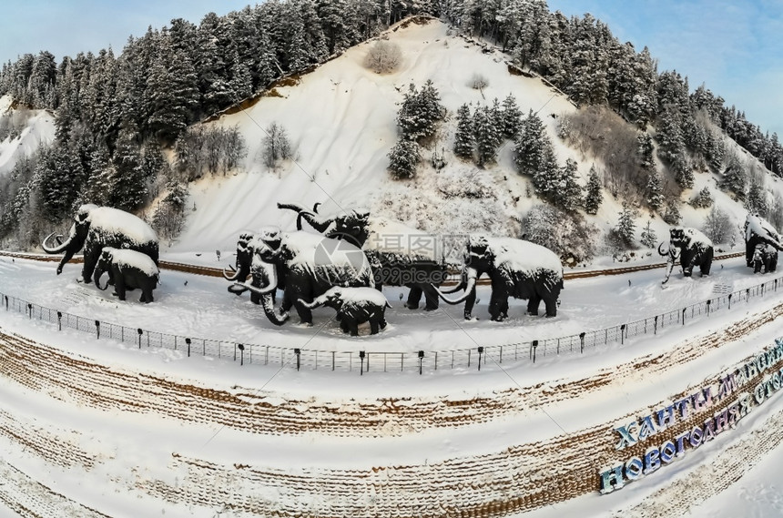 2018年月4日俄罗斯KhantyMansiysk在乌格拉专为长毛象牧群建造的纪念筑群在乌格拉专为长毛象牧群建造的纪念筑群象牙曼图片