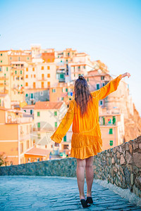 著名的自然在欧洲度假的年轻女子在五渔村旅游欣赏意大利古里亚五渔村马纳罗拉的美景特雷图片