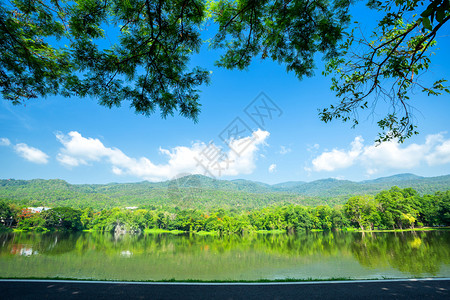 地标环境AngKaewChangiMai大学森林山蓝天背景白云山林自然之路的一幅景图夏天背景图片
