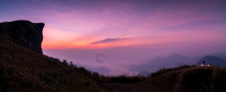 PanoramaPhuChiFa森林公园日出时是清莱花山上最著名的目地之一北蓝色的高图片