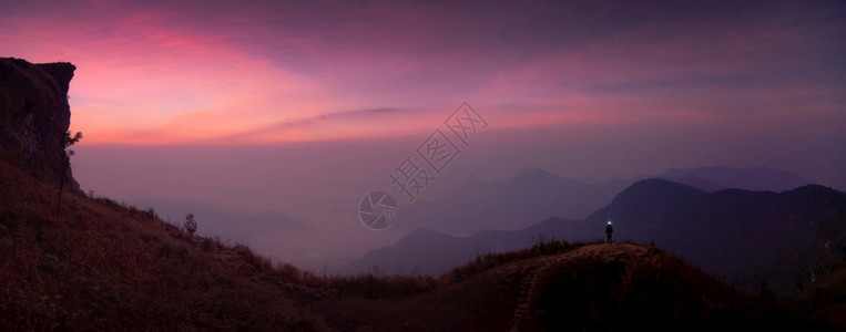 PanoramaPhuChiFa森林公园日出时是清莱花山上最著名的目地之一墙纸薄雾最多图片