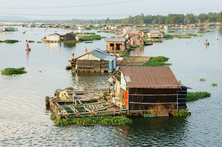 春节丰富多彩的DONGNAIVETNAAMFEB28FEBLaNga河上的亚洲渔民生命捕鱼村居民的浮屋群人们靠水产养殖为生河流鱼图片