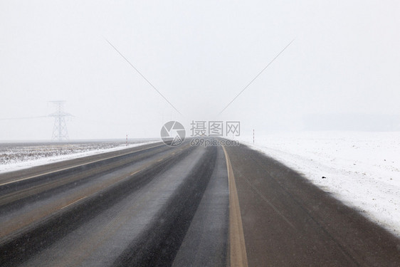 宁静美丽的公园冰雪降后的在寒冷紧贴中下雪田野深度浅冬季照片图片