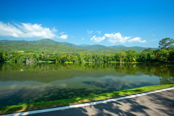 乡村的秋天AngKaewChangiMai大学森林山蓝天背景白云山林自然之路的一幅景图旅游图片