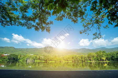 风景优美AngKaewChangiMai大学森林山蓝天背景白云山林自然之路的一幅景图水树背景图片