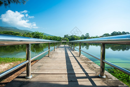 麦森林覆盖旅行AngKaewChangiMai大学森林山蓝天背景白云山林自然之路的一幅景图背景图片