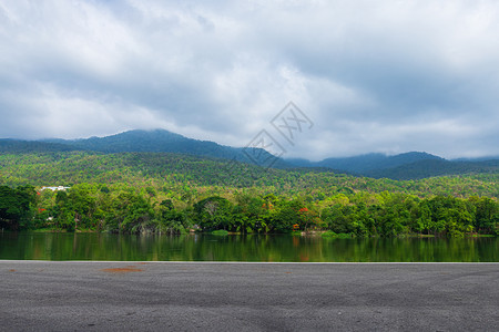 AngKaewChangiMai大学森林山蓝天背景白云山林自然之路的一幅景图季节蓝色的背景图片