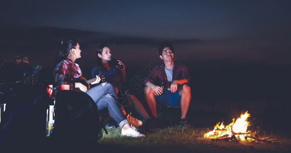 一群朋友在湖边露营聊天图片