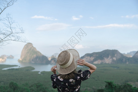 靠近泰国安达曼海PhangNga湾红树林和山丘的SamedNangChee妇女户外馕季节图片