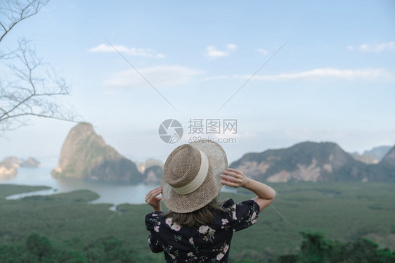 靠近泰国安达曼海PhangNga湾红树林和山丘的SamedNangChee妇女户外馕季节图片