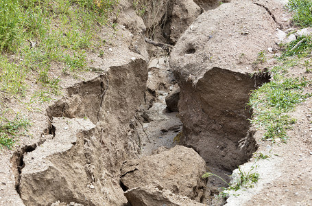 山路大雨后土壤侵蚀在绿种植被下大雨后山区道路上的土壤被毁坏山道上大雨后土壤流失水分生态风景图片