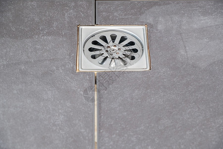 损失家淋浴间黑地板瓷砖上的金属排水层覆盖了淋浴室毛发从中年男子身上射出复制空间前视线疾病图片