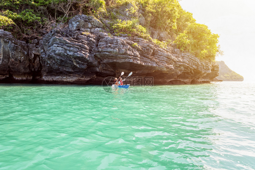 游客家庭明亮的2名妇女是母亲和儿夏季在KoPhi周围的KoPhi光照下乘船在海上皮艇旅行享受海洋和岛屿的美丽质泰国苏拉特萨尼Mu图片