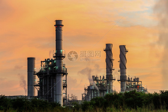 黄昏时将电厂与蓝天结合的煤气支持了工业区的所有厂燃料电压环境图片
