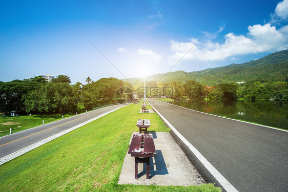 花园人们坐在绿草和沿路风景的两张椅子上安觉知迈大学森林山蓝色天空背景白云蓝坐落在绿草和长河道路地貌的两张椅子上蒋图片