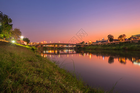 亚洲速度晚上南河和泰国Phitsanulok市日落时的EkaThotSa根桥白草风景图片